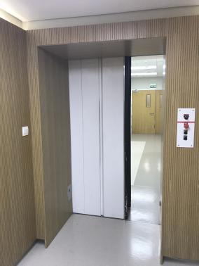 Mediclinic - Dubaï - EAU - Porte coulissante de radiothérapie. Mediclinic - Dubaï - EAU - Porte coulissante de radiothérapie.