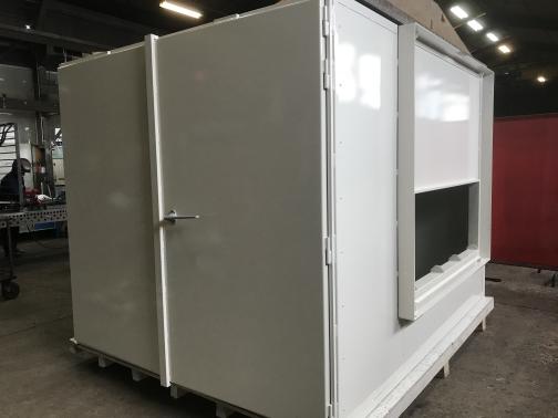 Cabina de radioprotecção - 2,5m x 2,5m uma peça; 10mm de chumbo, porta dupla.