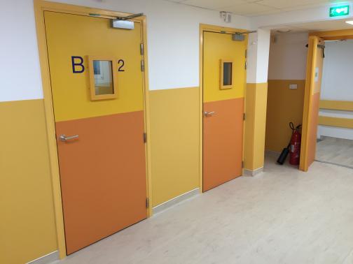 Hôpital Beaujon - Clichy - Francia - Porte a battente con oculi in piombo e partizioni per il reparto di medicina nucleare. 