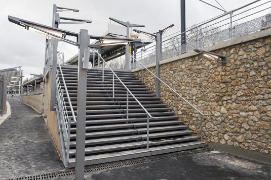 Denfert Rochereau : Escalier métallique marches béton, mats éclairage et accessoire, gardes corps Denfert Rochereau : Escalier métallique marches béton, mats éclairage et accessoire, gardes corps