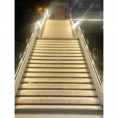 Main courante LED escalier gare SNCF Main courante LED escalier gare SNCF