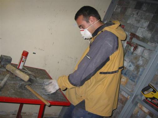 Découpe de plomb sur un chantier de constrcution.